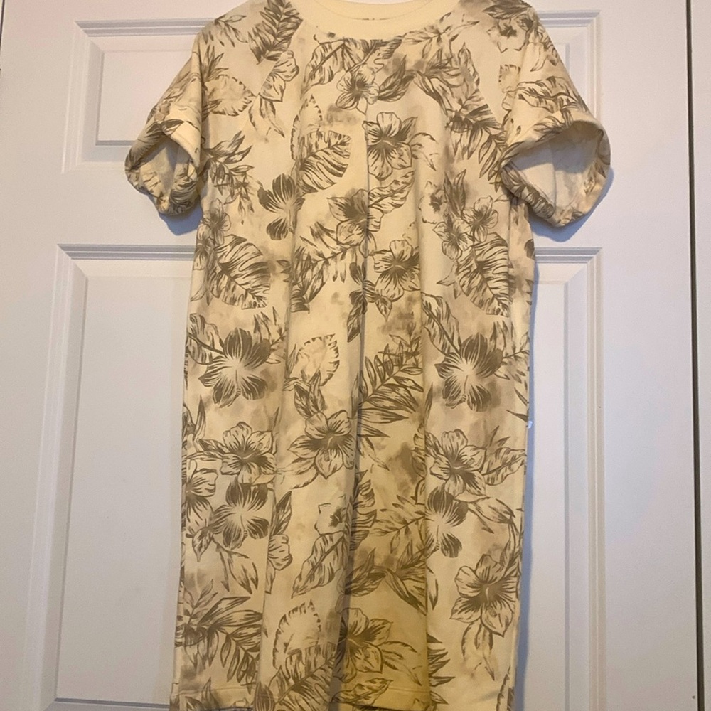Old Navy dress. Color white with olive prints. Size L